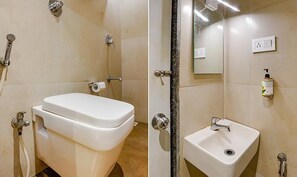Shower, rainfall showerhead, free toiletries, towels - Fabhotel New Prince Palace (Mumbai)