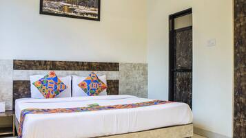 Deluxe Room | Egyptian cotton sheets, premium bedding, in-room safe, soundproofing