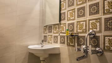 Shower, rainfall showerhead, free toiletries, towels