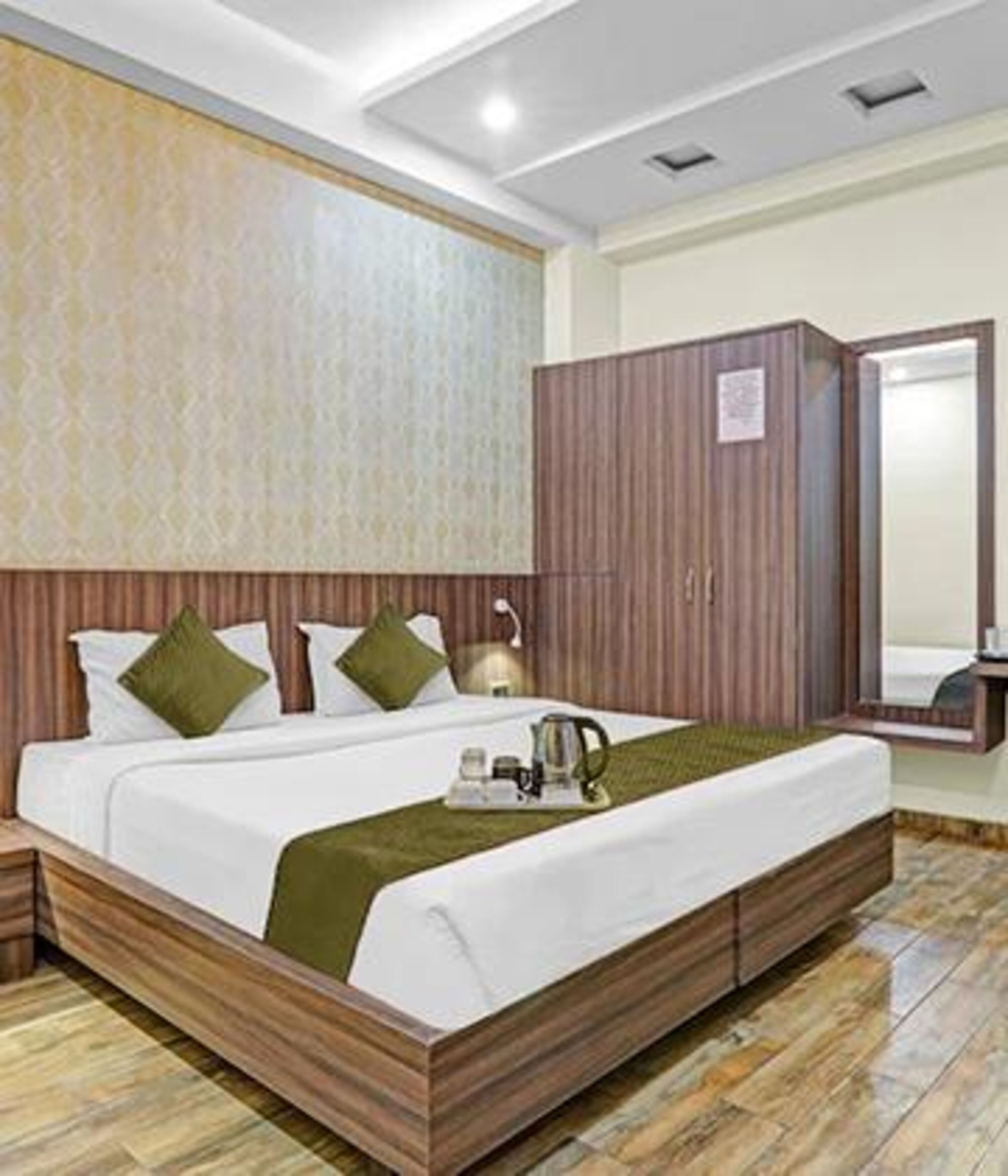 Egyptian cotton sheets, premium bedding, in-room safe, free WiFi