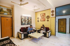 Lobby sitting area - FabHotel Limewood (Dehradun)