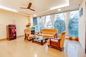 Lobby sitting area - Fabexpress Sri Sai Suites (Bengaluru)