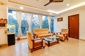 Lobby sitting area - Fabexpress Sri Sai Suites (Bengaluru)