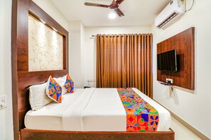 Egyptian cotton sheets, premium bedding, in-room safe, free WiFi - Fabexpress Sri Sai Suites (Bengaluru)