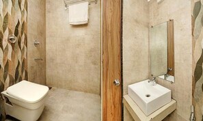 Deluxe Room | Bathroom | Shower, rainfall showerhead, free toiletries, towels - Fabexpress Emerald Inn (Mumbai)