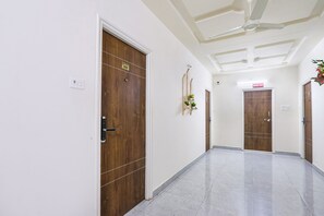 Lobby - Fabhotel Golden Hitech (Hyderabad)