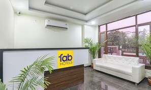 Reception - FabHotel The Gahmar Inn (Lucknow)
