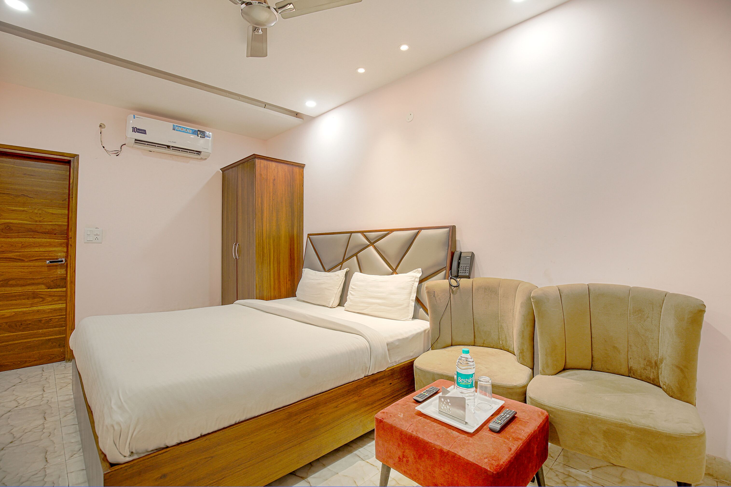 suite | egyptian cotton sheets, premium bedding, in-room safe, free wifi