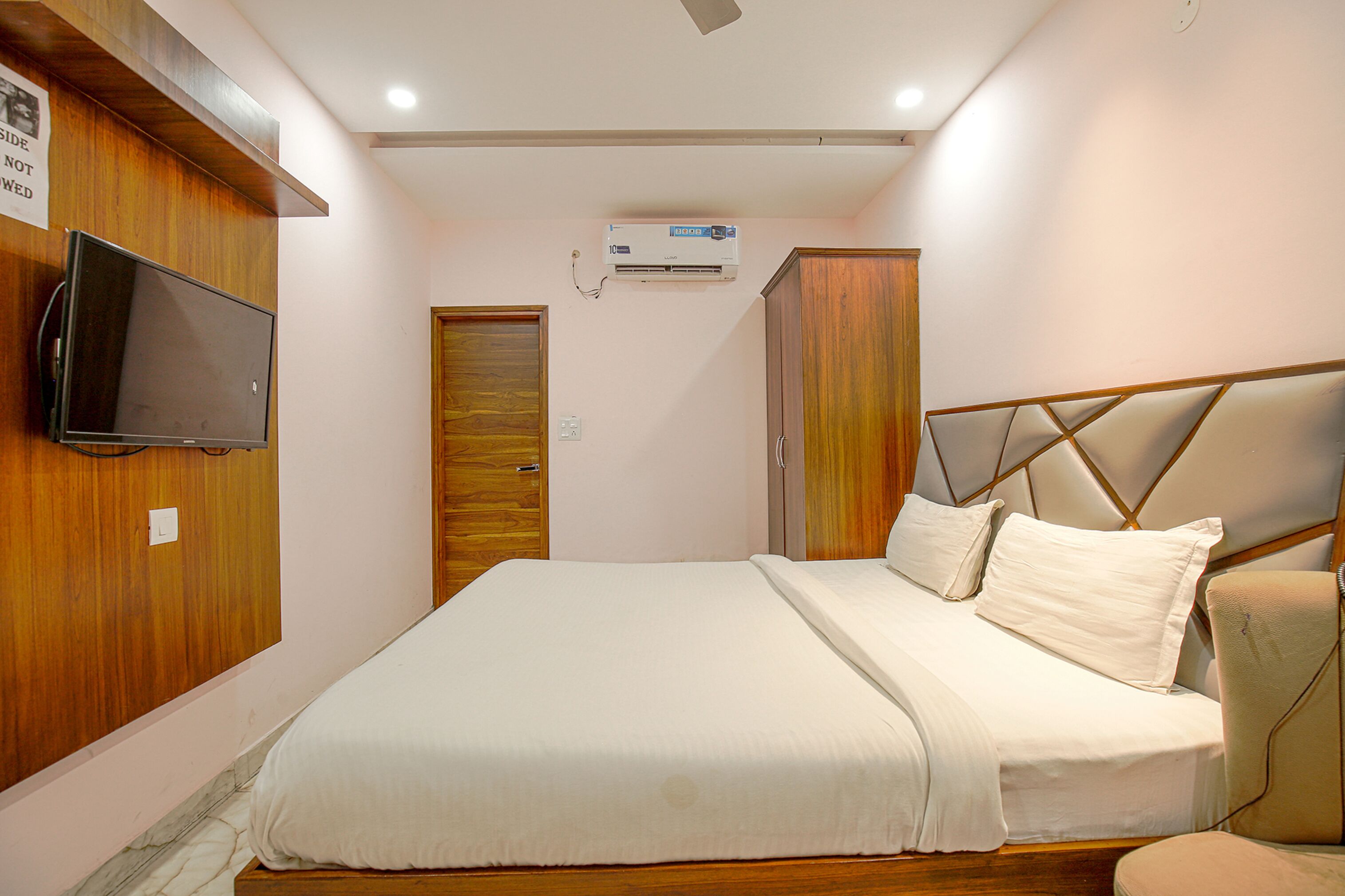 egyptian cotton sheets, premium bedding, in-room safe, free wifi