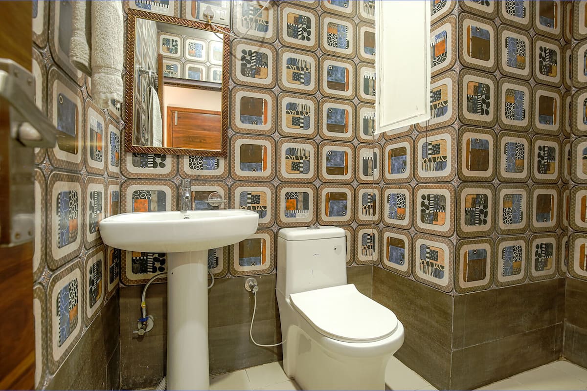 deluxe room | bathroom | shower, rainfall showerhead, free toiletries, towels