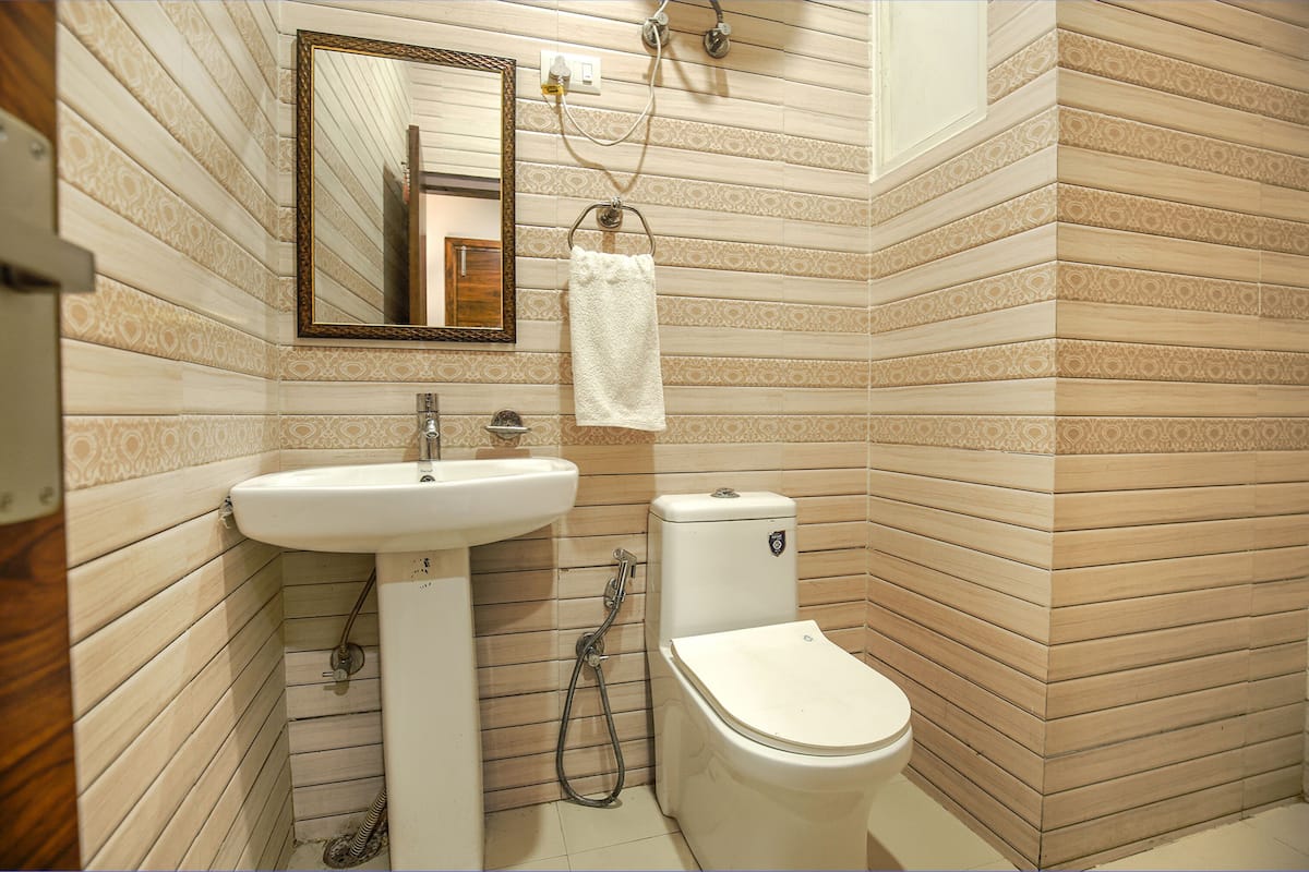 family room | bathroom | shower, rainfall showerhead, free toiletries, towels