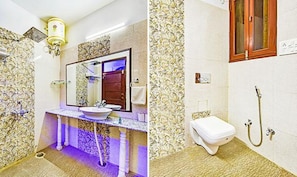 Une salle de bain avec un lavabo, un miroir et des toilettes.