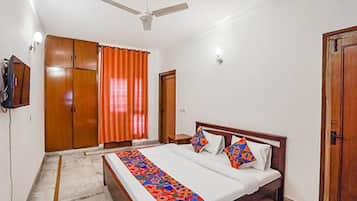 Premium Room | Egyptian cotton sheets, premium bedding, in-room safe, soundproofing