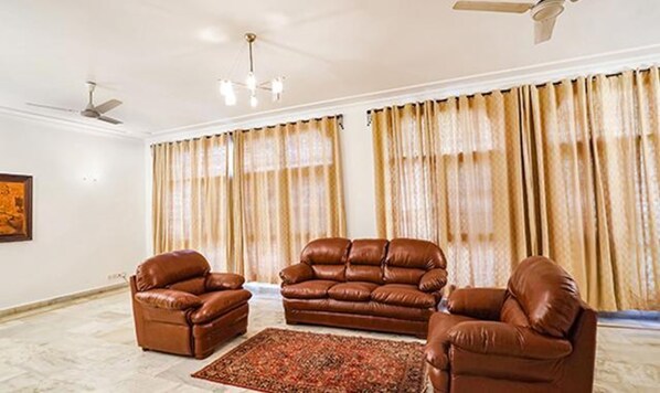 Área de estar no saguão