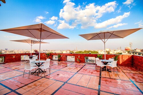 Fabhotel The Royal Suites