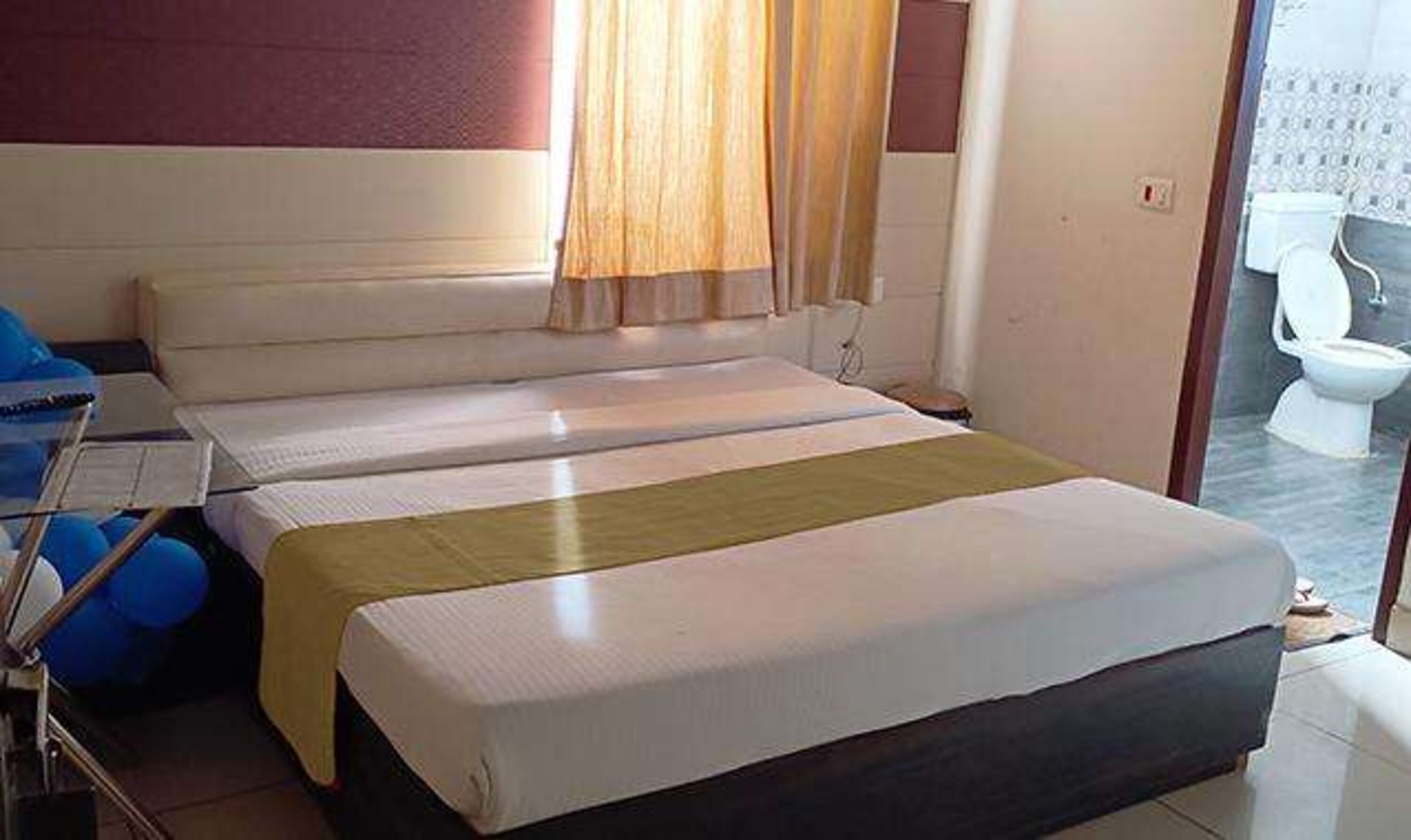 Egyptian cotton sheets, premium bedding, in-room safe, free WiFi