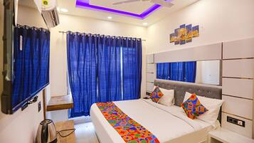 Egyptian cotton sheets, premium bedding, in-room safe, free WiFi