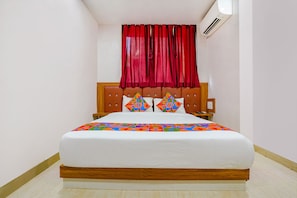 Egyptian cotton sheets, premium bedding, in-room safe, free WiFi - FabExpress Diamond (Mumbai)