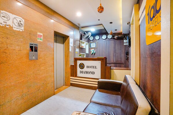 Lobby sitting area - FabExpress Diamond (Mumbai)