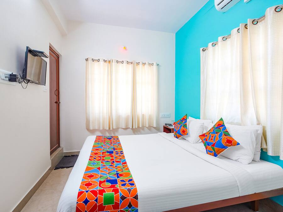 Egyptian cotton sheets, premium bedding, in-room safe, free WiFi