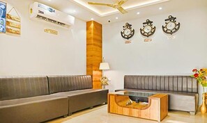 Lobby sitting area - Fabhotel Holiday Grand (Danapur)