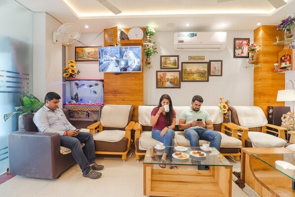 Lobby sitting area - Fabhotel Holiday Grand (Danapur)