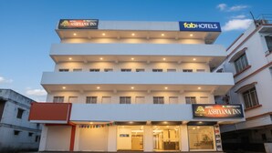 Um hotel com vários andares, com a sinalização para Ashiyana Inn e FabHotels.