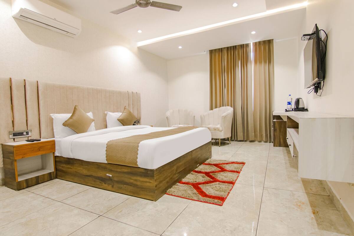 Egyptian cotton sheets, premium bedding, in-room safe, free WiFi