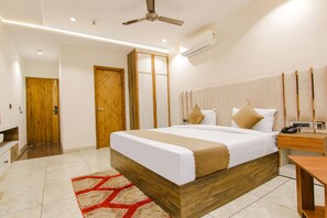 Egyptian cotton sheets, premium bedding, in-room safe, free WiFi