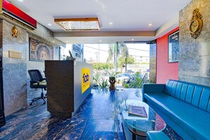 Lobby sitting area - FabHotel Teliko Silver (Vadodara)