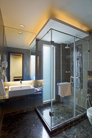 Shower, rainfall showerhead, free toiletries, towels - Jasmine Boutique Hotel (New Delhi)