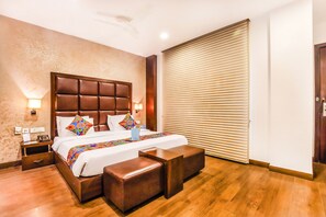 Egyptian cotton sheets, premium bedding, in-room safe, desk - Jasmine Boutique Hotel (New Delhi)