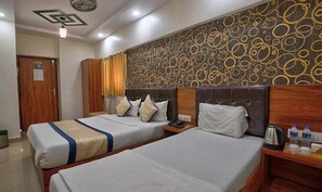 Family Room | Egyptian cotton sheets, premium bedding, free WiFi, bed sheets - FabHotel Saineel I (Mumbai)