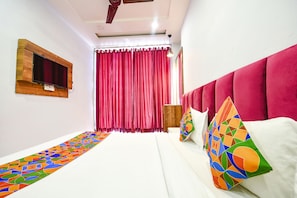 Egyptian cotton sheets, premium bedding, in-room safe, desk - Fabexpress 56 Amritsar (Amritsar)