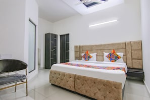 Egyptian cotton sheets, premium bedding, in-room safe, free WiFi