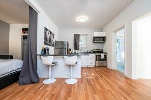 Fridge, microwave, oven, stovetop - Great cottage in Design District - Renovated - King bed - Sofa bed - Hot tub! (Miami)