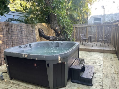 Great cottage in Design District - Renovated - King bed - Sofa bed - Hot tub!