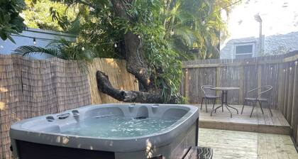Great cottage in Design District - Renovated - King bed - Sofa bed - Hot tub!