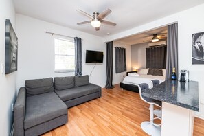 Smart TV - Great cottage in Design District - Renovated - King bed - Sofa bed - Hot tub! (Miami)