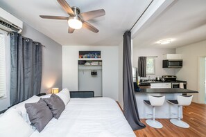 1 bedroom, iron/ironing board, Internet, bed sheets - Great cottage in Design District - Renovated - King bed - Sofa bed - Hot tub! (Miami)