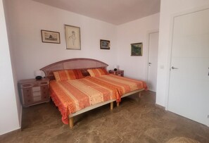 3 bedrooms, desk, iron/ironing board, travel crib