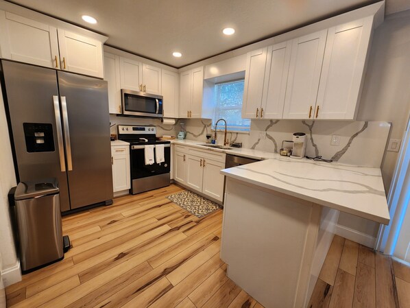 Kühlschrank, Mikrowelle, Ofen, Herdplatte