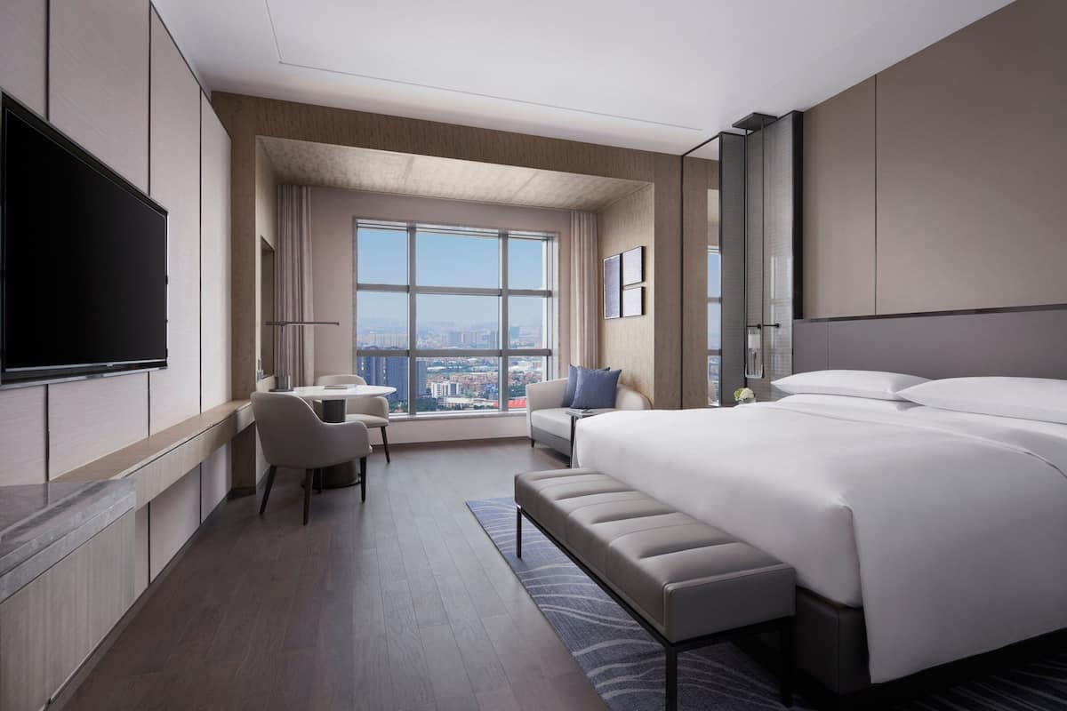 Premier-Zimmer, 1 King-Bett | 1 Schlafzimmer, Daunenbettdecken, Minibar, Zimmersafe