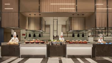 Daily buffet breakfast (CNY 208 per person)