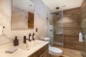 Shower, hair dryer, towels, soap - Nautical Apartment's Embrace: Dive into Seaside Now Moments (Mexico City)