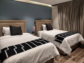 2 bedrooms, in-room safe, desk, iron/ironing board