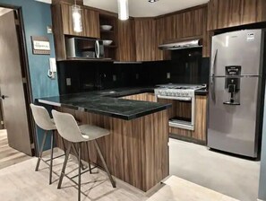 Réfrigérateur, four à micro-ondes, un four, surface de cuisson