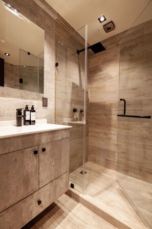 Dusche, Haartrockner, Handtücher, Seife