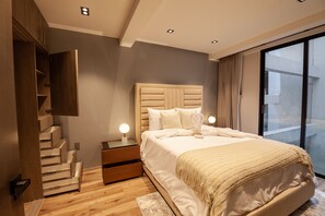 2 bedrooms, in-room safe, desk, iron/ironing board