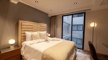 2 quartos, cofres nos quartos, escrivaninha